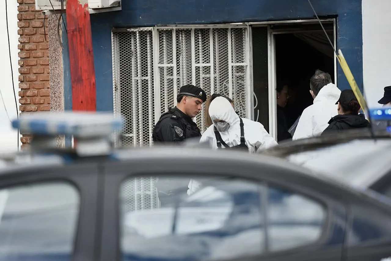Muerto en incendio de gestoría en Rosario: bomberos hallaron cuerpo en baño