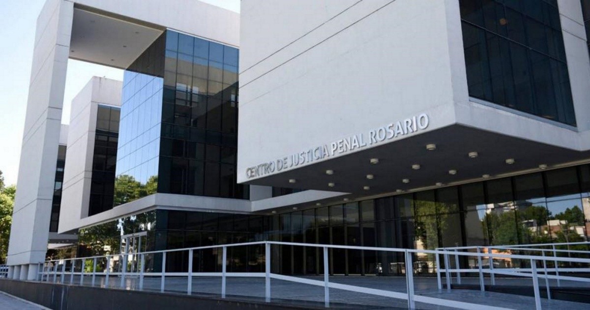 Condenaron a dos expolicías por abusar de una adolescente en Roldán