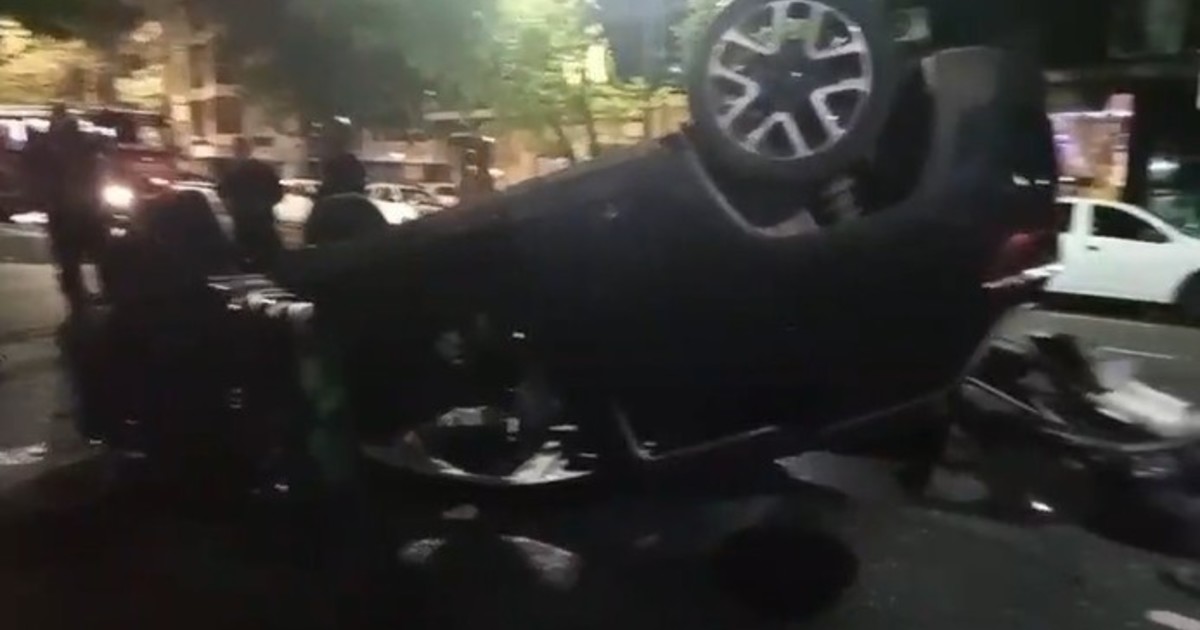 Alcohol al volante: una conductora chocó, volcó y atropelló a tres en Flores