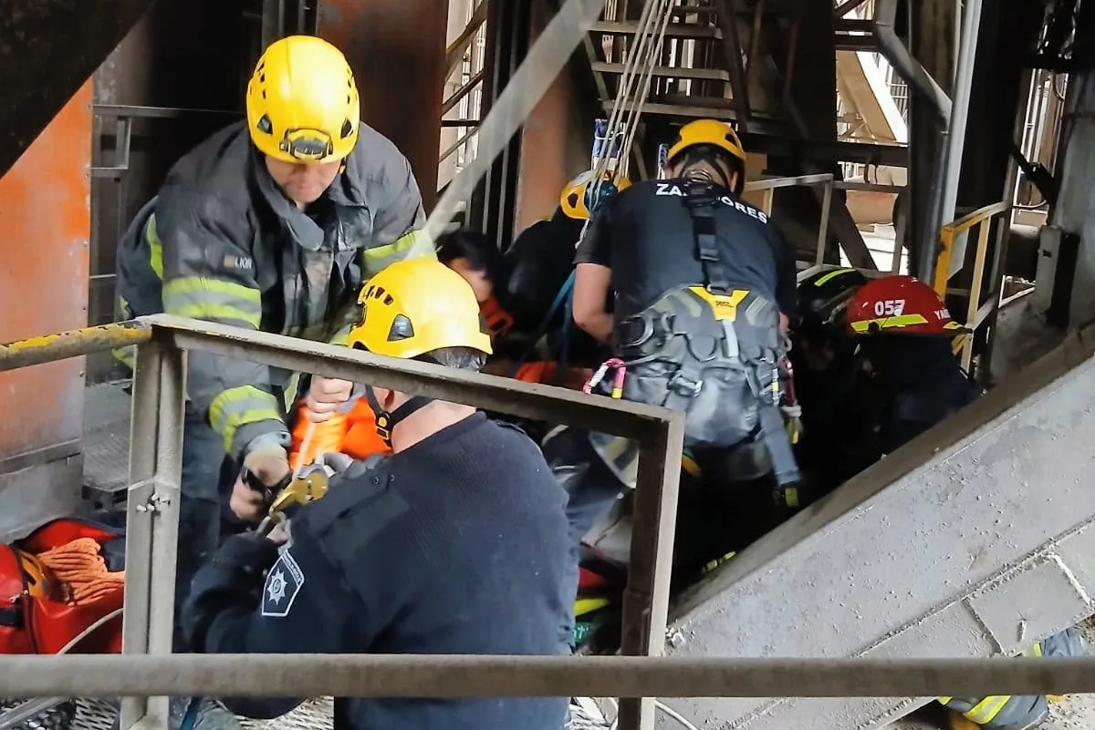 Rosario: rescataron a un obrero que cayó a un pozo de noria en Puerto San Martín
