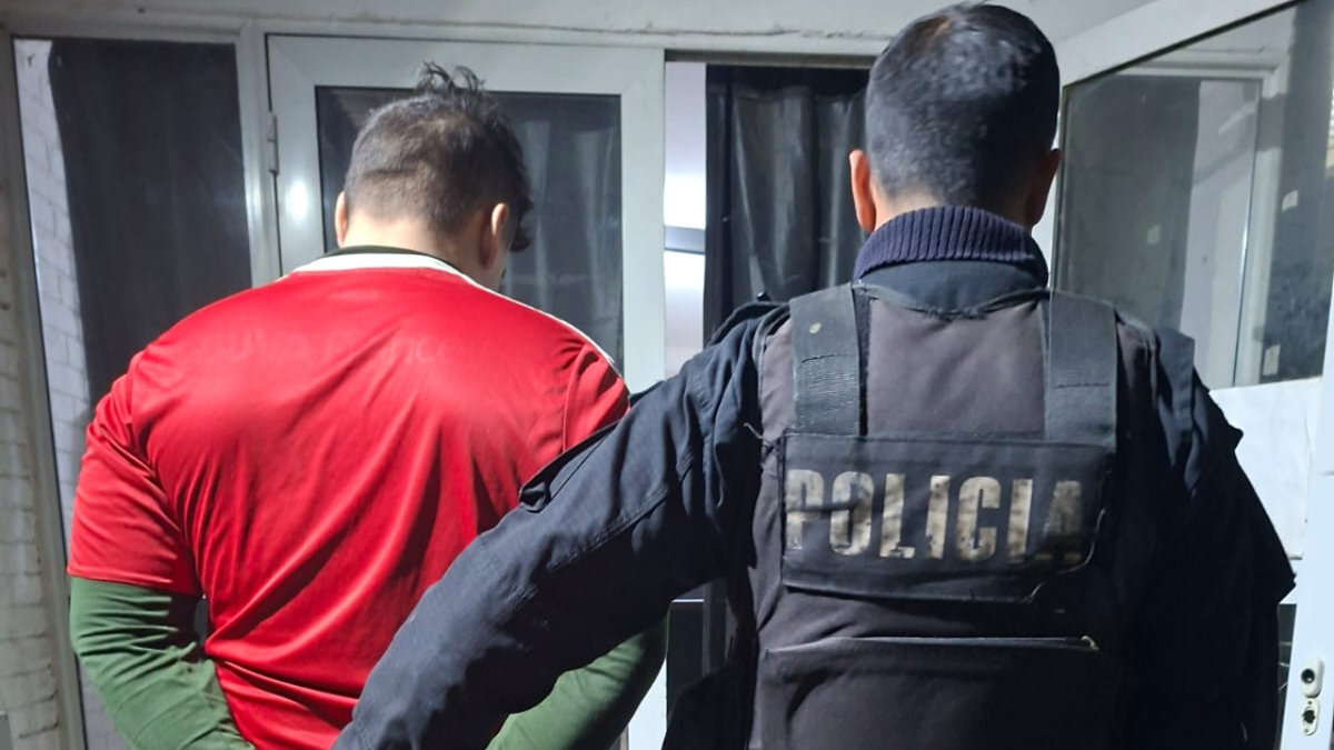 Mujer de 26 hallada sin vida en una pensión de Rosario; un expolicía detenido