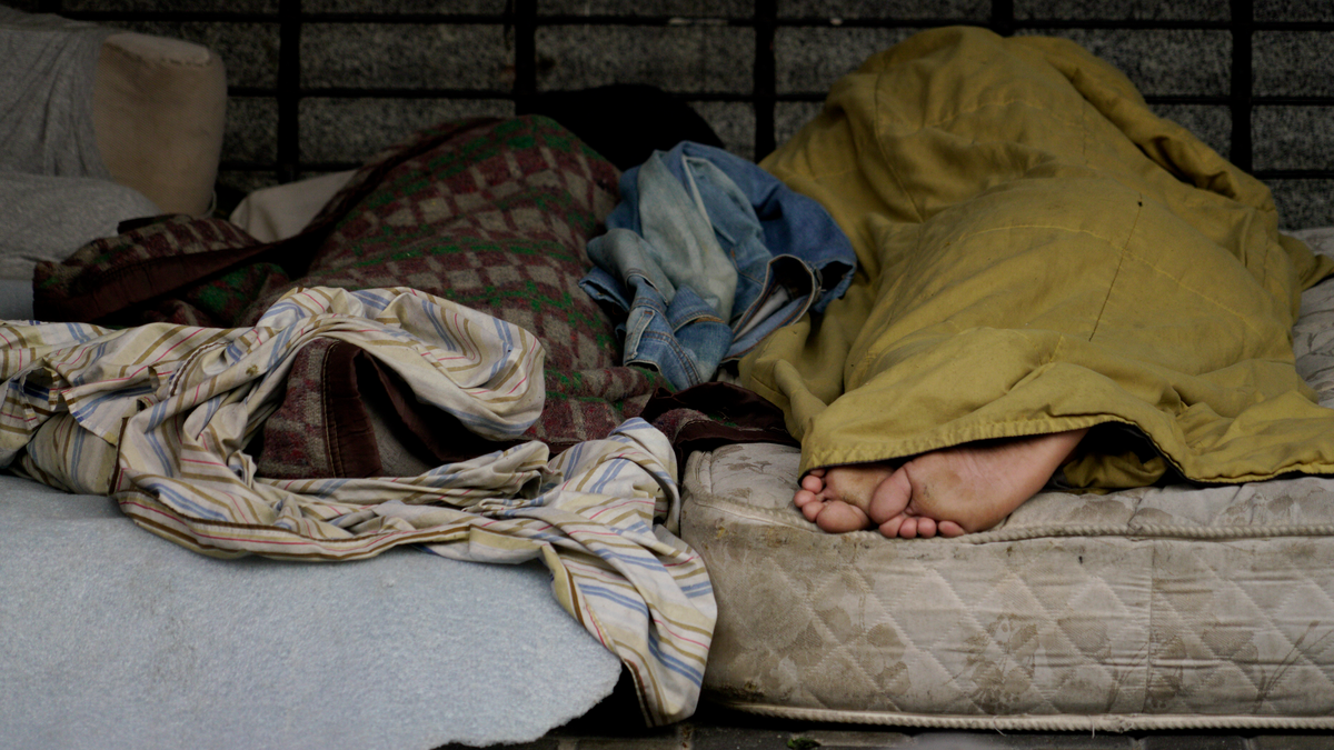 El frío desnuda la crisis: un 25% más de personas en situación de calle en Rosario