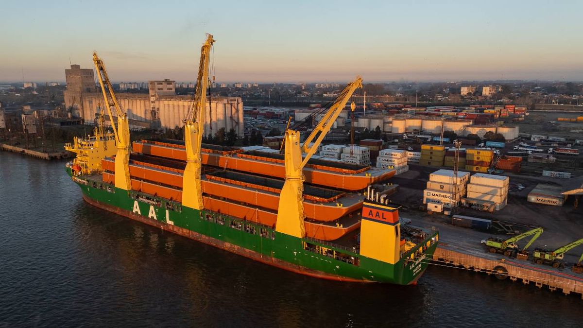 Puerto Rosario descarga 12 barcazas nuevas para transporte de mineral de hierro