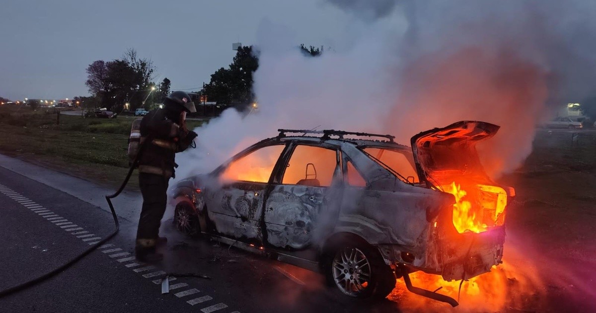 Tres autos incendiados en menos de 12 horas en Rosario: dos quedaron destruidos