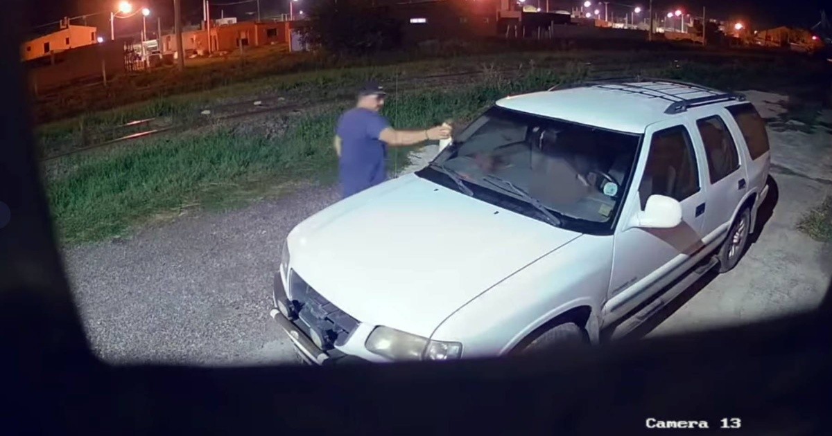 Policía filmado tirando tierra en camioneta en Armstrong, Santa Fe: brujería