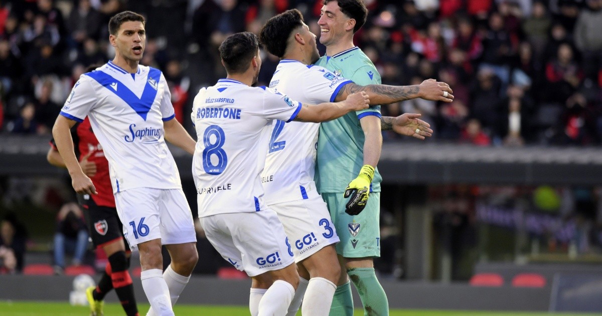 El penal que nadie entiende: por qué Cóccaro no pateó ante Vélez en Rosario